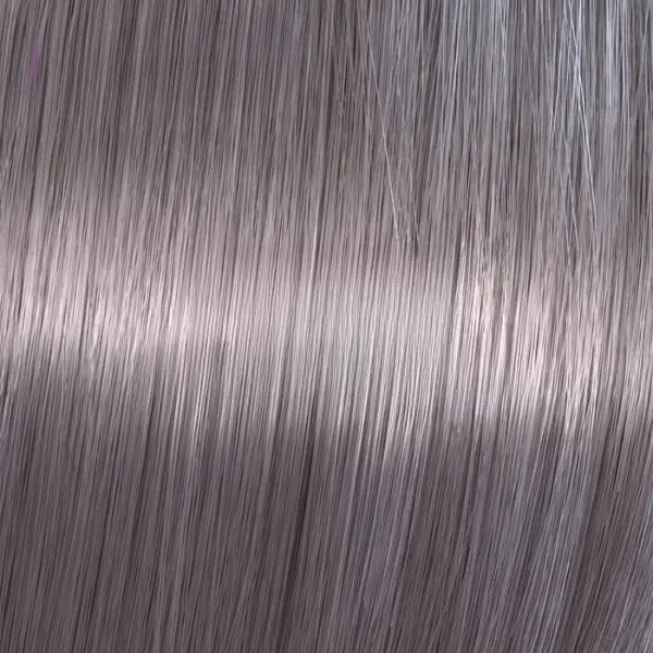 Silberne graue Haarsträhnen mit Wella Shinefinity Zero Lift Glaze gezeigt