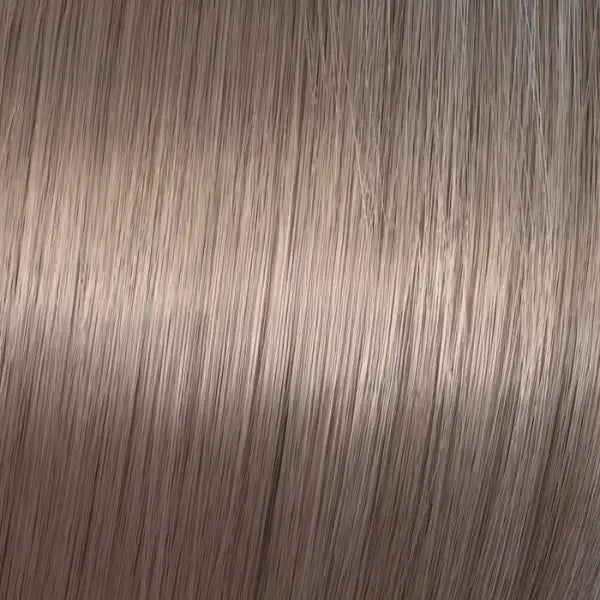 Gerade hellbraunes Haar mit Wella Shinefinity Zero Lift Glaze für strahlenden Glanz