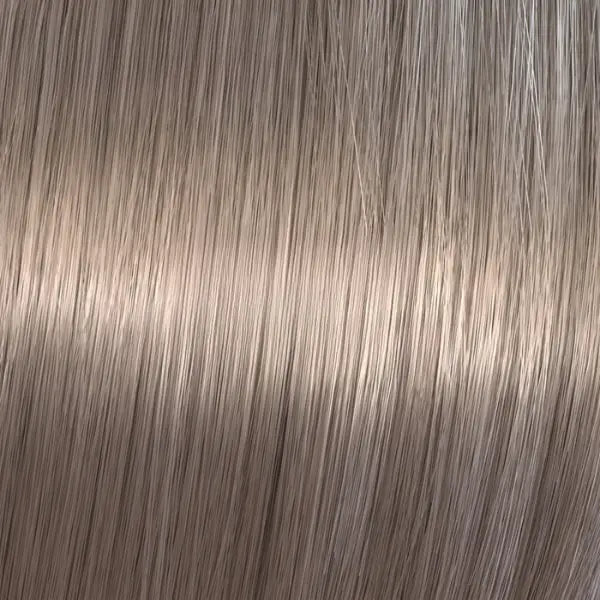 Glattes, glänzendes hellbraunes Haar mit Wella Shinefinity Zero Lift Glaze
