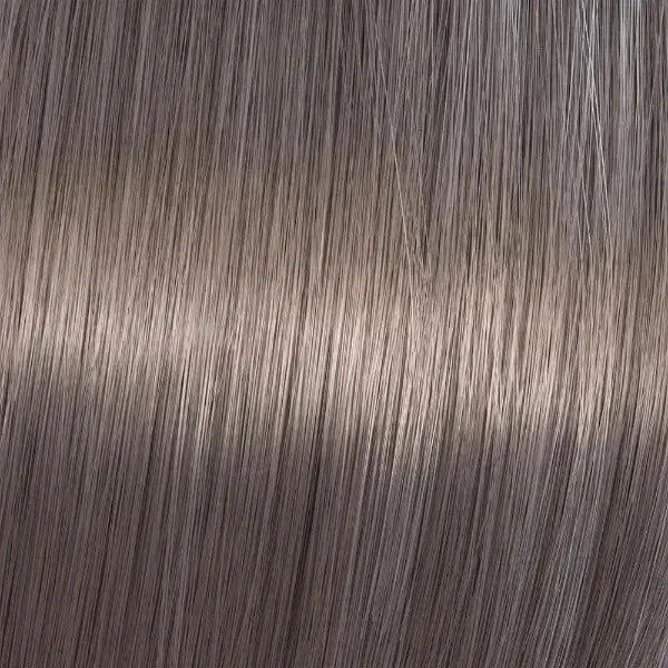 Silberne strähnen Haare mit Wella Shinefinity Zero Lift Glaze Produkt sichtbar
