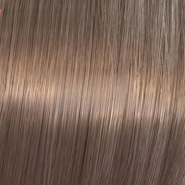 Glänzendes hellbraunes Haar mit Wella Shinefinity Zero Lift Glaze