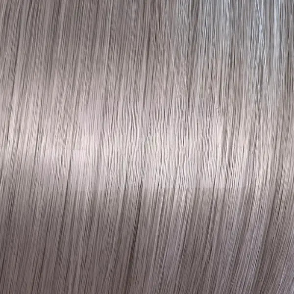 Gerade, silbergraue Haarsträhnen mit Wella Shinefinity Zero Lift Glaze