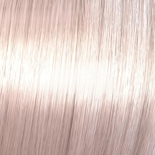 Silberblondes, glatte Haare mit Wella Shinefinity Zero Lift Glaze verstärkt