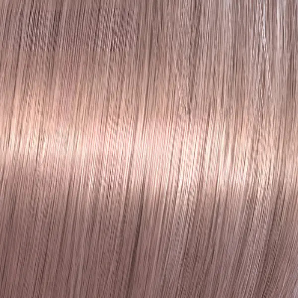 Gerades, hell rosafarbenes Haar mit Wella Shinefinity Zero Lift Glaze