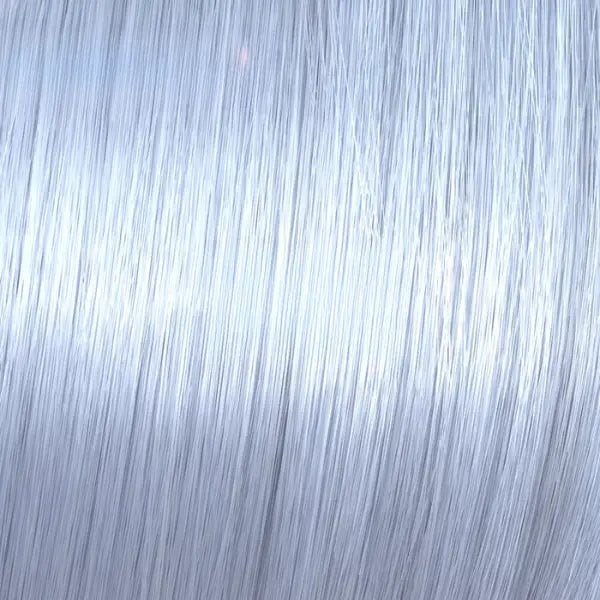 Silberweiße Haarsträhnen im Wella Shinefinity Zero Lift Glaze Produkt