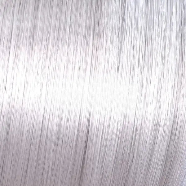 Silberweiße, glatte Haarsträhnen mit Wella Shinefinity Zero Lift Glaze
