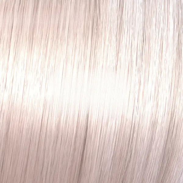 Silberweiße, glatte Haarsträhnen mit Wella Shinefinity Zero Lift Glaze