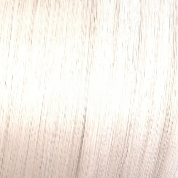 Gerade hellblondes Haar mit Wella Shinefinity Zero Lift Glaze für natürlichen Glanz