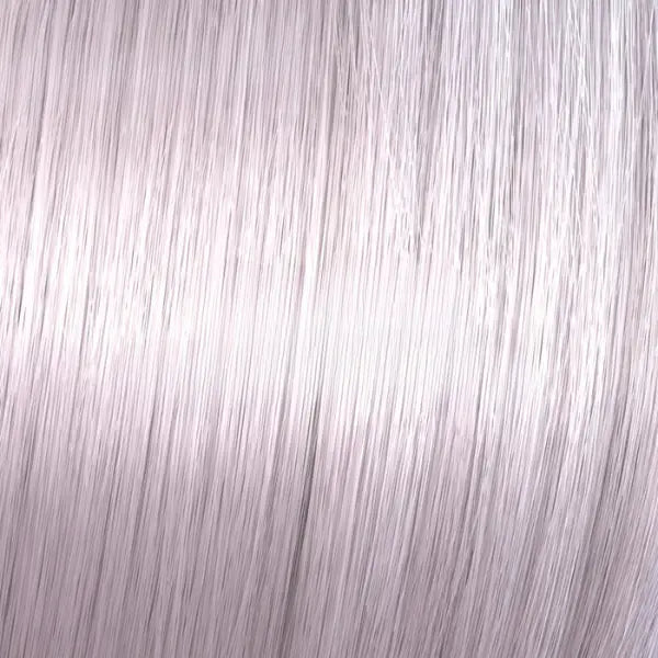 Silberhelle, gerade Haarsträhnen mit Wella Shinefinity Zero Lift Glaze gezeigt