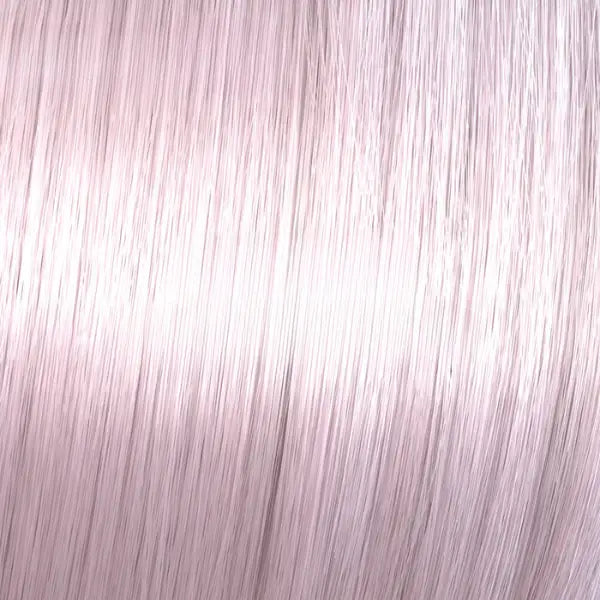 Silber-lavendefarbene Haarsträhnen mit Wella Shinefinity Zero Lift Glaze