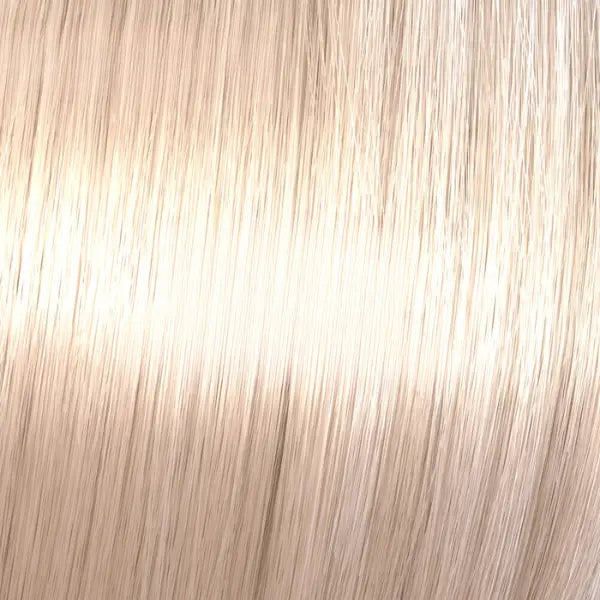 Helles, glattes Haar mit geradem Schnitt mit Wella Shinefinity Zero Lift Glaze