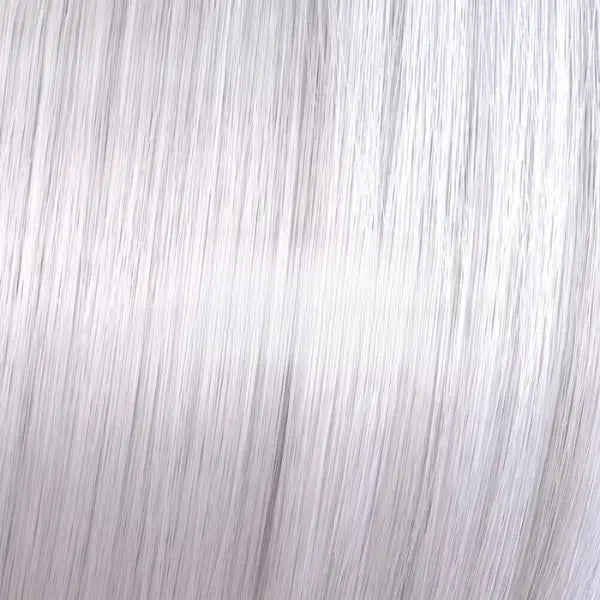 Silberweiße glatte Haarsträhnen mit Wella Shinefinity Zero Lift Glaze