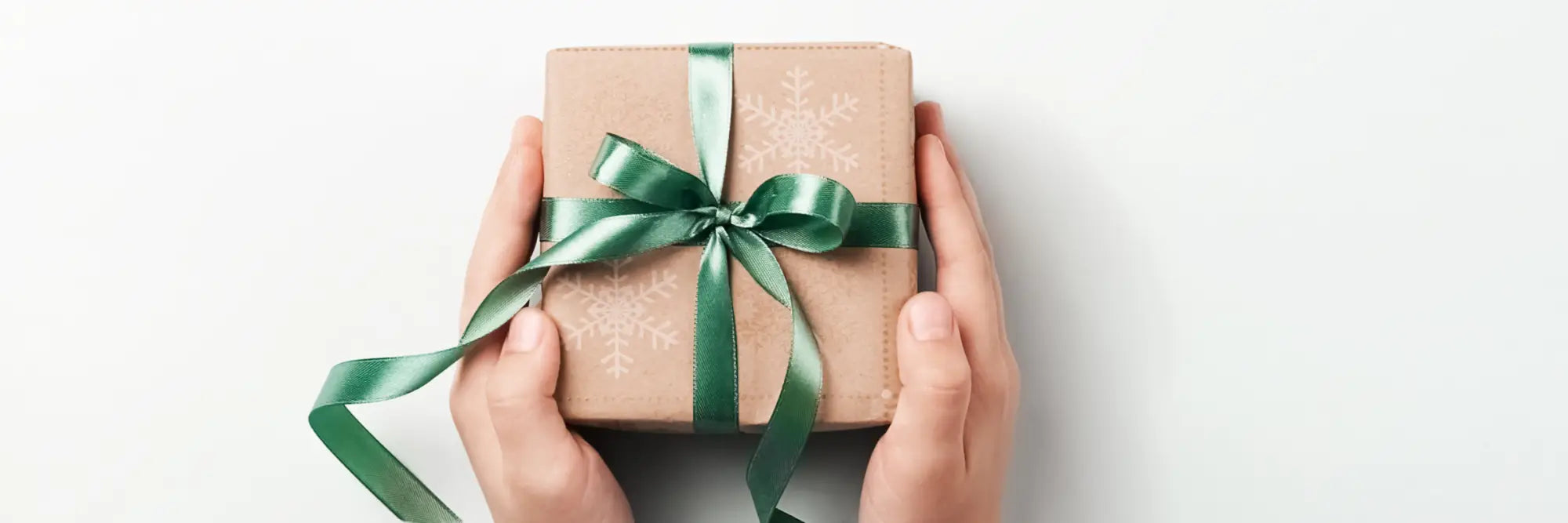 Geschenkbox mit grünem Band, perfekt zum Verschenken in der Sammlung Geschenkbox