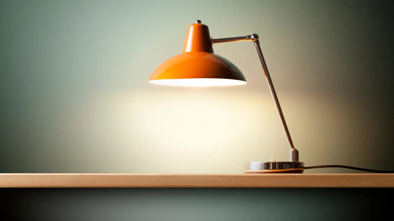 Illuminierte orange Schreibtischlampe in der Sammlung Schreibtischlampen