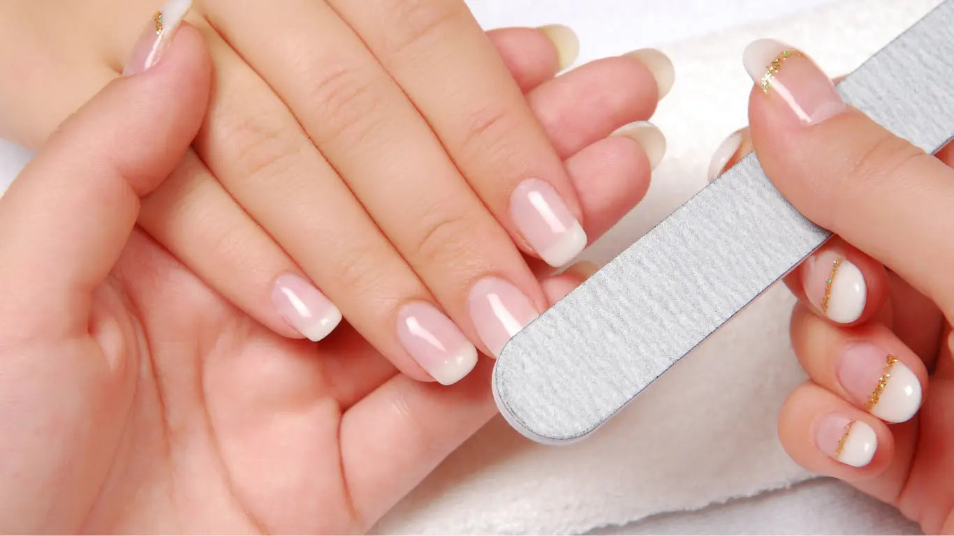 Nail filing process with Nagelfeilen und Polierblöcke für gepflegte Nägel