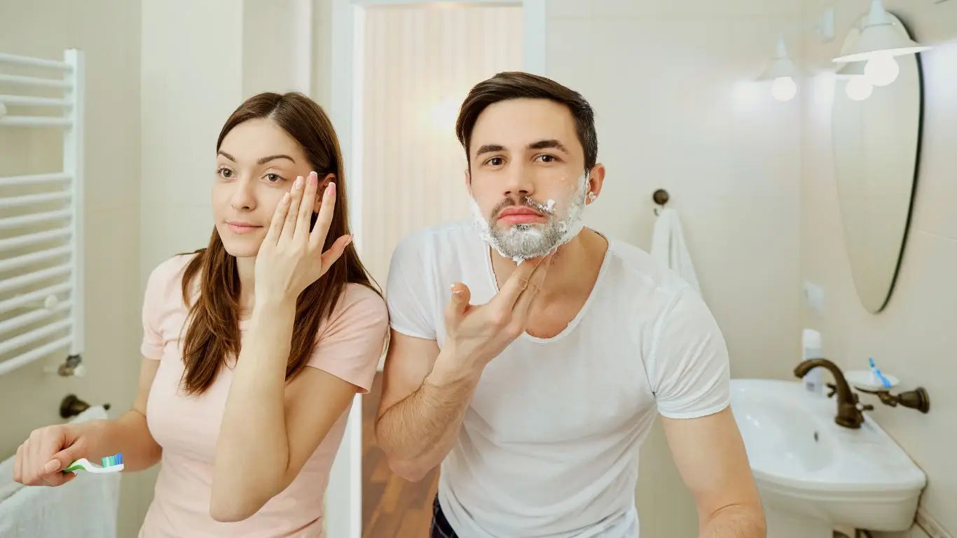 Paar im Badezimmer für PARFUM HAND- und KÖRPERCREME Parfümierte Cremes