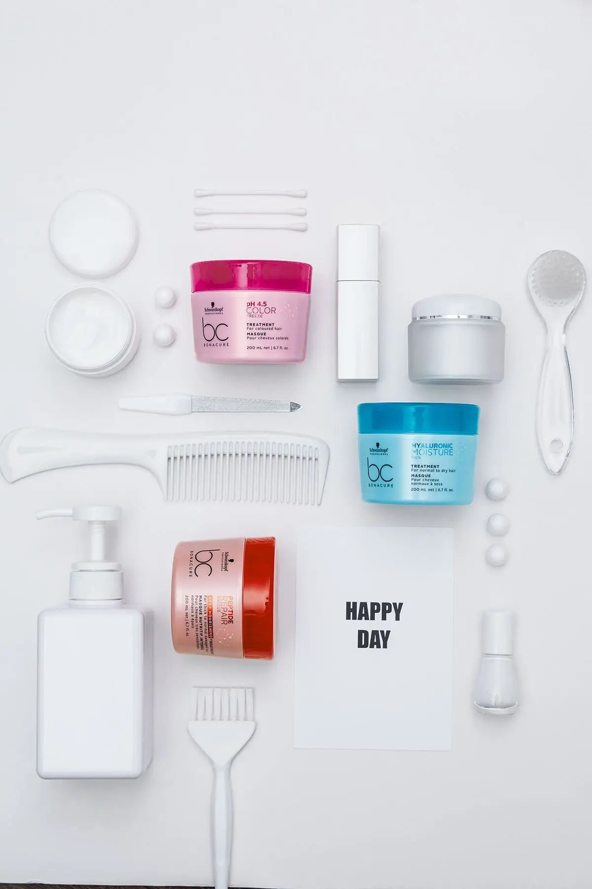Ästhetische Anordnung von Schwarzkopf Haarmaske Kosmetikprodukten auf weißem Hintergrund