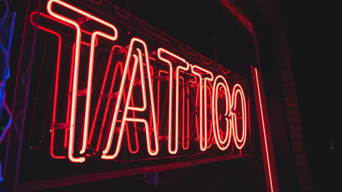 Rotes Neon TATTOO Zeichen im Collection Tattoo-Stühle & Zubehör
