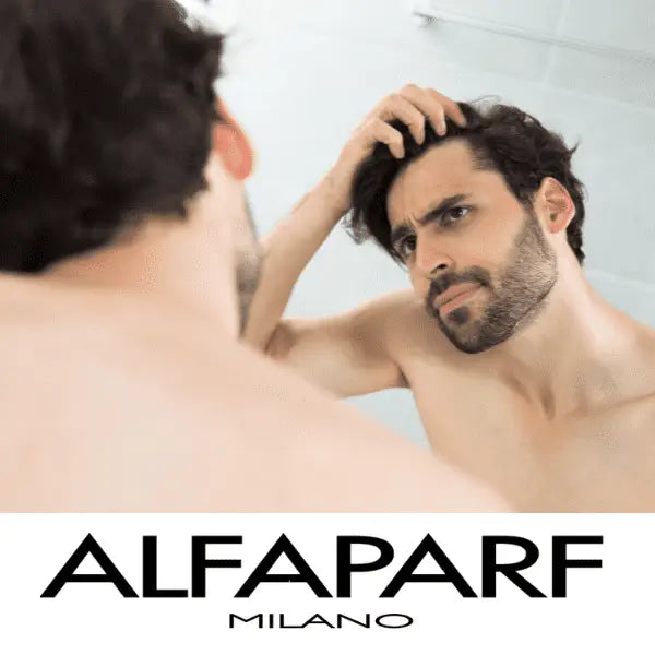 Mann überprüft Haare im Spiegel mit Alfaparf Milano Blends of Many Energizing Lotion