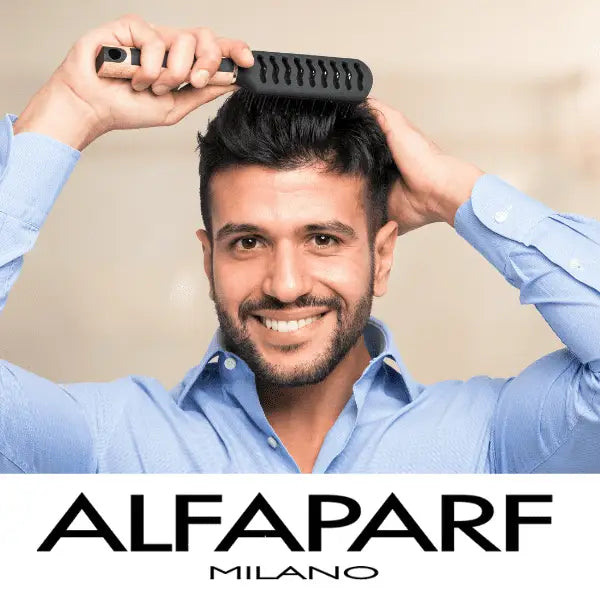 Mann kämmt Haare mit Alfaparf Milano Blends Of Many Extra Strong Gel