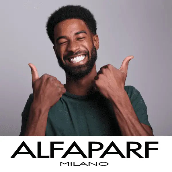 Lächelnder Mann gibt Daumen hoch für Alfaparf Milano Blends of Many Rebalancing Tonic