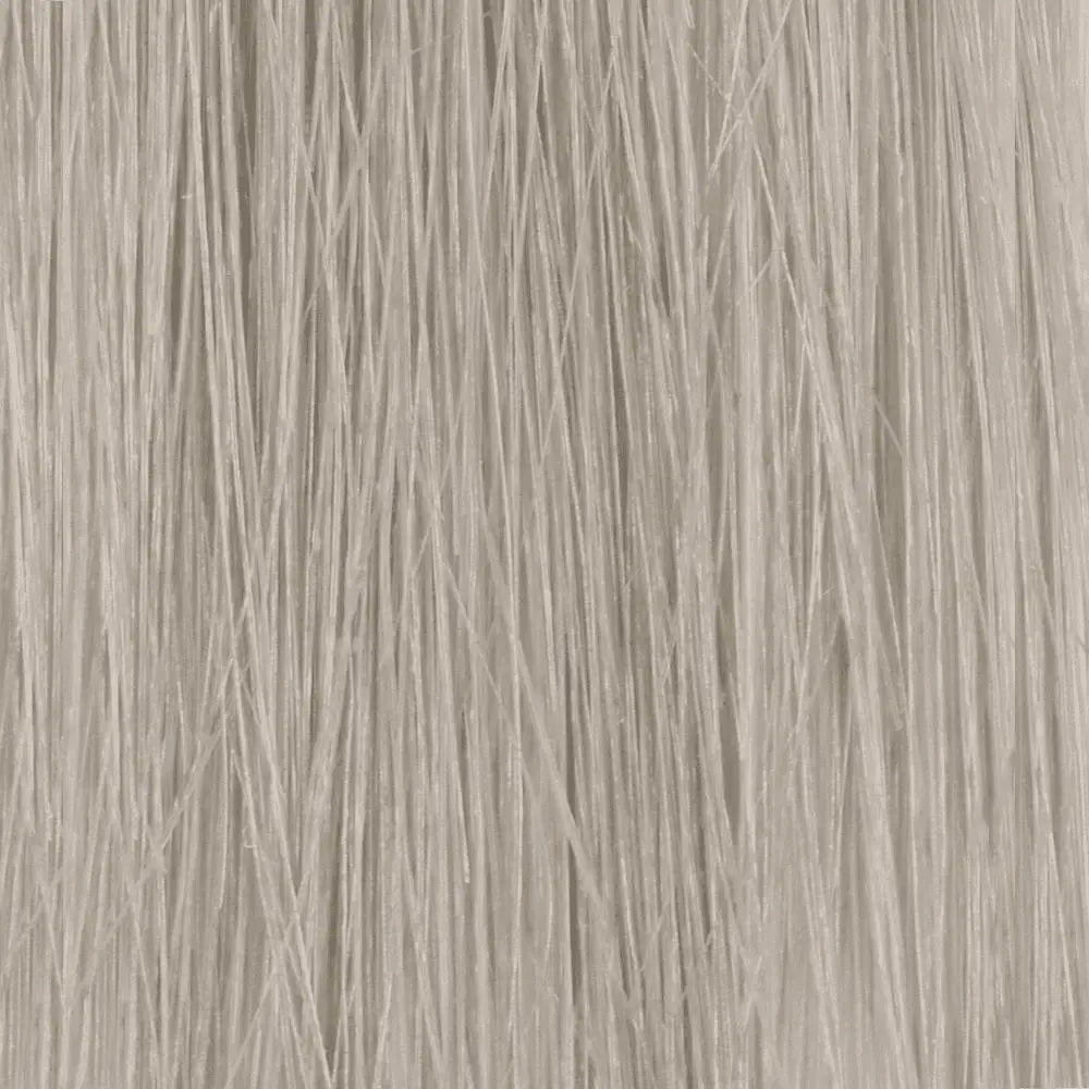 Gerade, hellblonde Haarsträhnen mit Alfaparf Milano Color Wear Produkt