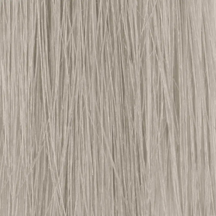 Gerade, hellblonde Haarsträhnen mit Alfaparf Milano Color Wear Produkt