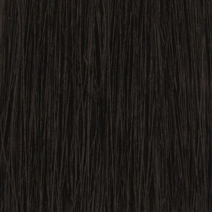 Dunkelbraune Haarsträhnen mit Alfaparf Milano Color Wear auf glänzendem Hintergrund
