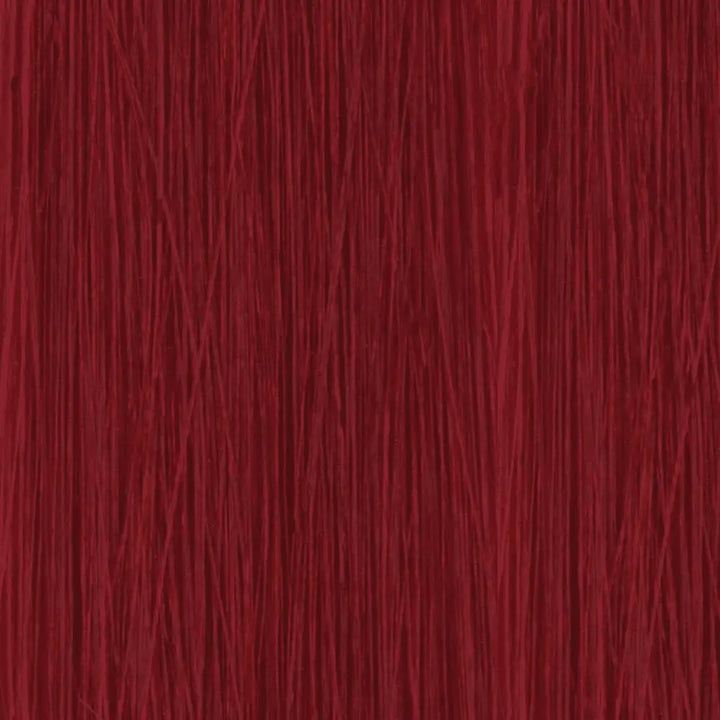 Gerade dunkelrote Haarsträhnen mit Alfaparf Milano Color Wear Produkt