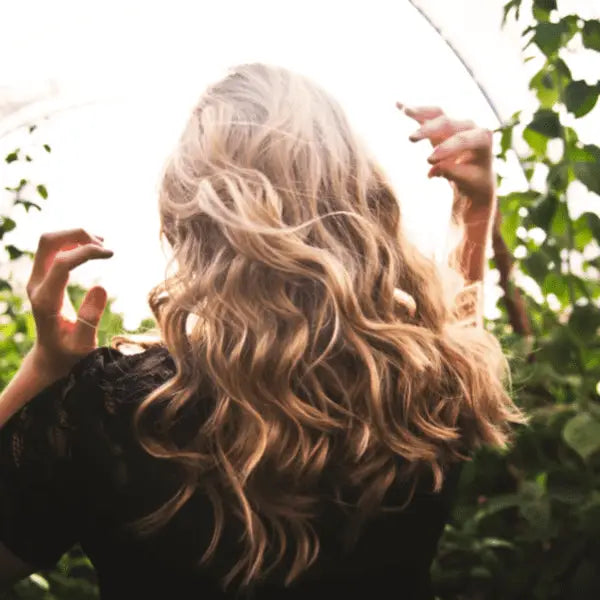 Waves blonde Haare mit Alfaparf Milano Curl Keratin Therapy Fixer