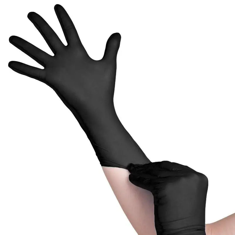 Schwarze Nitrilhandschuhe von All4med beim Anziehen für medizinische Diagnostik