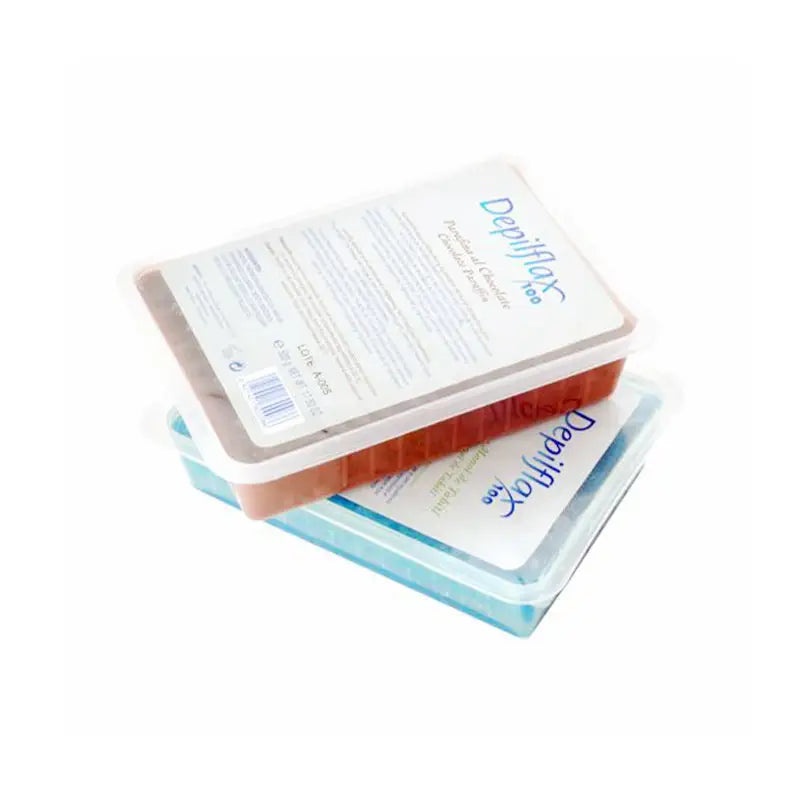 Zwei Depilflax Wachsbehälter vor dem Depilflax Paraffin 500g Schokolade Produkt