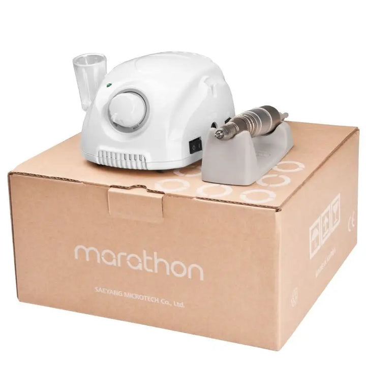 Weiße elektrische Nagelfräse auf Box für Fräser marathon 3 champion white