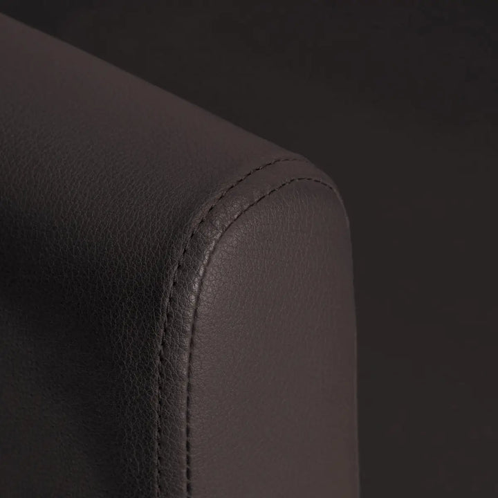 Braunes Lederarmlehne mit Nahtdetails für Gabbiano Friseur-Waschanlage Helsinki Braun