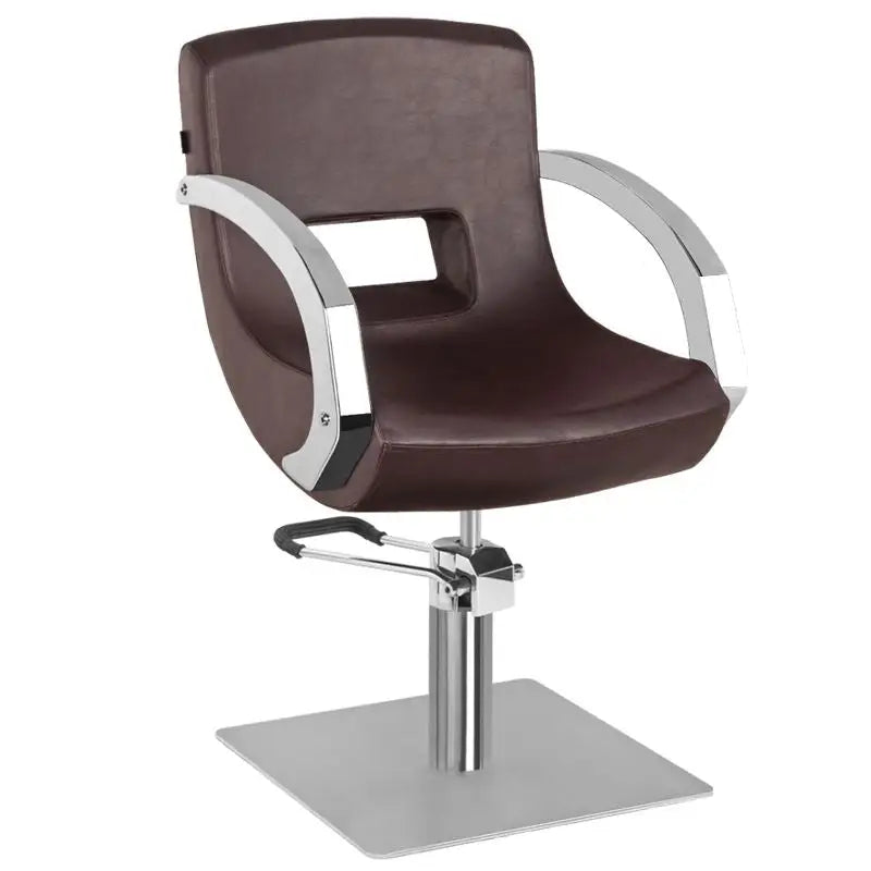 Brauner Friseurstuhl Gabbiano G-3111 mit Chromakzenten im Salon