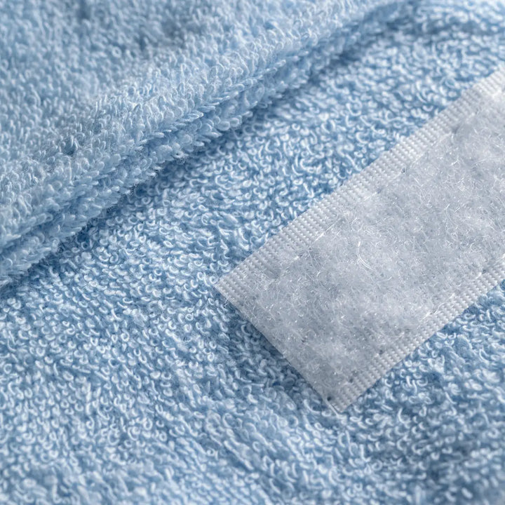 Hellblaues Frotteetuch mit Klettverschluss für Kosmetikbände