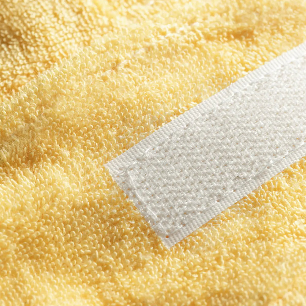 Gelbes Frotteekosmetikband mit weißem Klettverschluss für Gesicht und Hautpflege