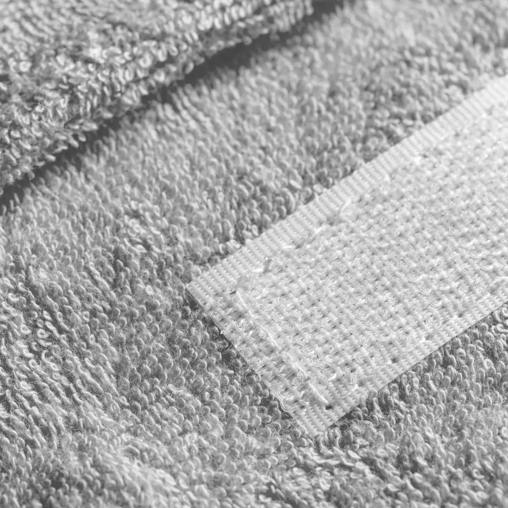 Grauer Frotteetuch mit Weblabel für Kosmetik und Pflege