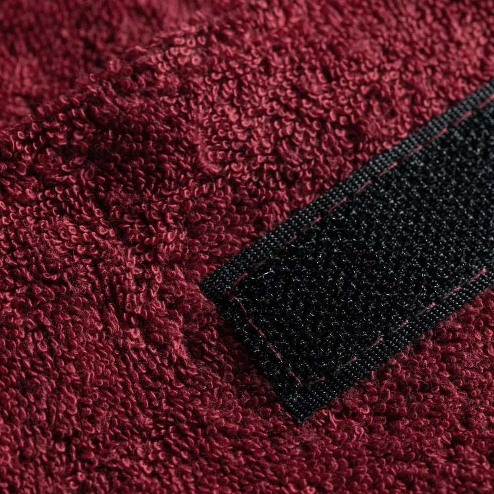 Burgunderrotes Frotteetuch mit schwarzem Abschluss für Kosmetik und Beauty Anwendungen