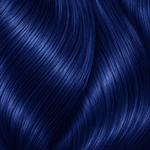 L’Oréal Dia Light Booster Blau – illustrative Farbvorschau mit glänzenden blauen Haarsträhnen