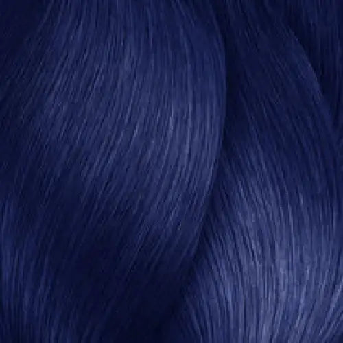 Dunkblaue Haarsträhnen im LOréal Professionnel DIA LIGHT BOOSTER Produkt
