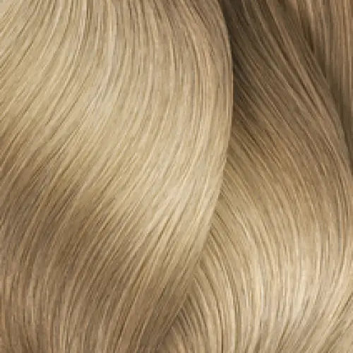 Wellige, hellblonde Haarsträhnen mit L’Oreal Professionnel Inoa Haarfarbe