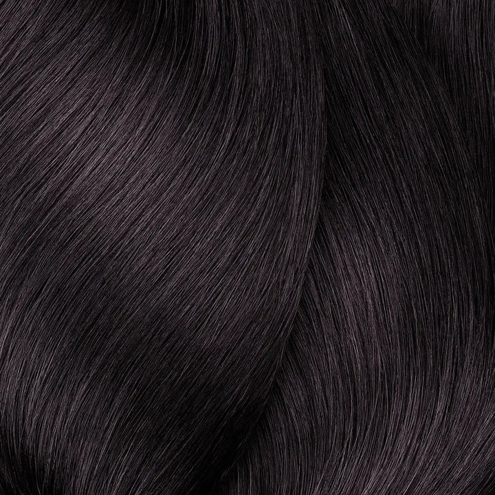 Dunkle, wellige Haarsträhnen mit L’Oreal Professionnel Inoa Haarfarbe