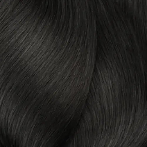 Dunkles, gewelltes Haar mit L Oreal Professionnel Inoa Haarfarbe auf dem Produkt