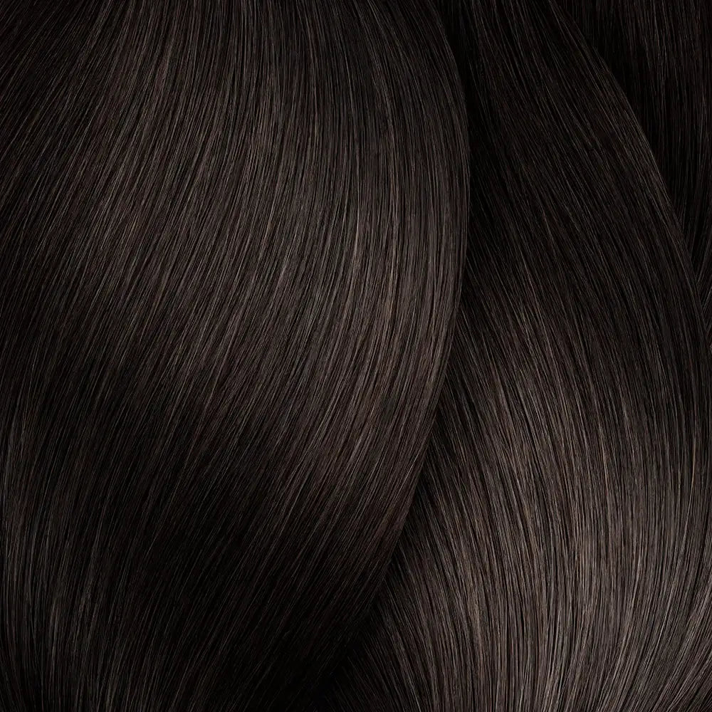 Dunkle braune, glänzende Haarsträhnen mit L’Oreal Professionnel Inoa Haarfarbe