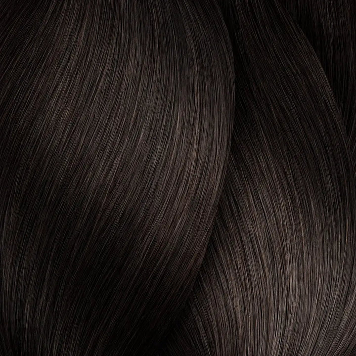 Dunkle braune, glänzende Haarsträhnen mit L’Oreal Professionnel Inoa Haarfarbe