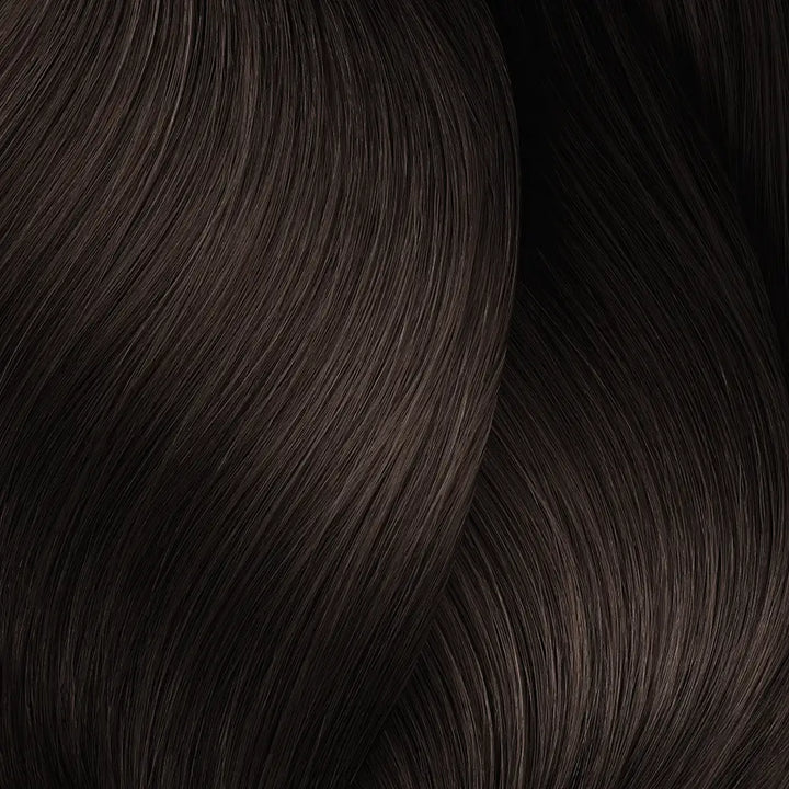 Dunkelbraunes, welliges Haar mit L’Oreal Professionnel Inoa Haarfarbe