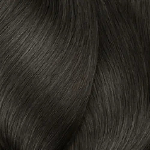 Dunkles, welliges Haar mit L’Oreal Professionnel Inoa Haarfarbe auf dem Produkt shown