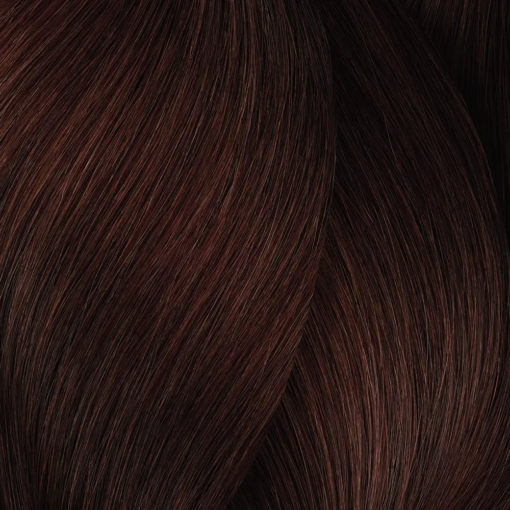 Dunkle kastanienbraune Haarsträhnen mit L’Oreal Professionnel Inoa Haarfarbe