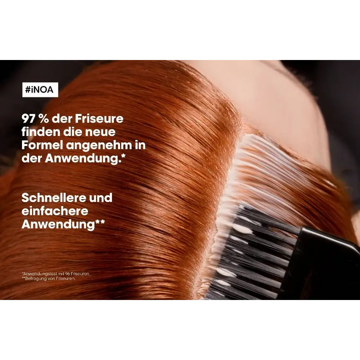 Haare werden mit Pinsel gefärbt bei L’Oreal Professionnel Inoa Haarfarbe